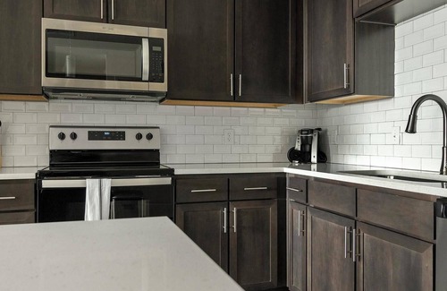 Palmetto Apartamento | Landing | Stylish 1BD, Gym, Pool