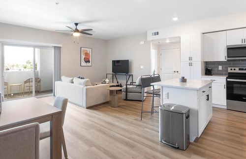 Townsite Apartamento | Landing | Beautiful 1BD, Rooftop Lounge, Pool