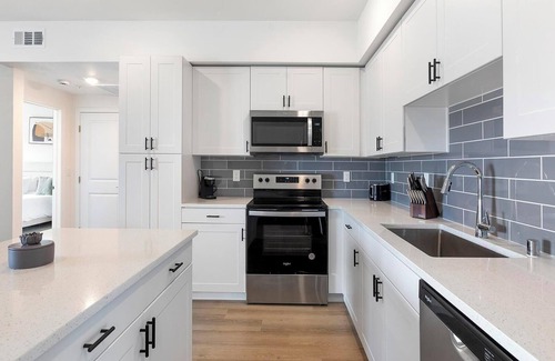 Townsite Apartamento | Landing | Beautiful 1BD, Rooftop Lounge, Pool