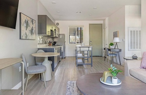 Maryvale Village Apartamento | Landing | Stylish 1BD, Yoga Studio, Gym