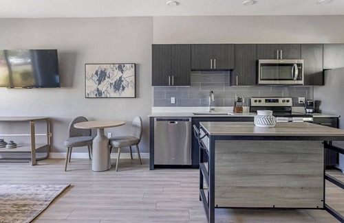 Maryvale Village Apartamento | Landing | Stylish 1BD, Yoga Studio, Gym