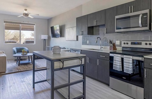 Maryvale Village Apartamento | Landing | Stylish 1BD, Yoga Studio, Gym