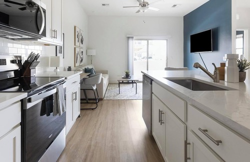 Casas Adobes Apartamento | Landing | Modern 2BD, Pool