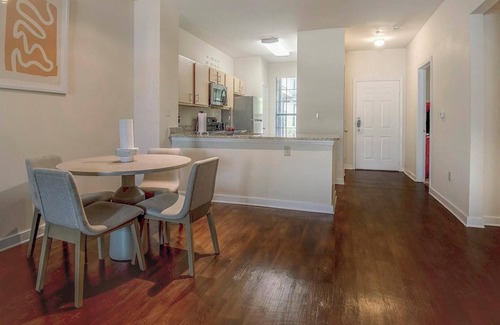 New Pathways Apartamento | Landing | Stylish 2BD, Pool, Gym