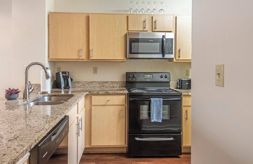 New Pathways Apartamento | Landing | Stylish 2BD, Pool, Gym