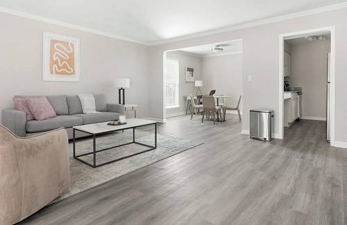 Homewood Apartamento | Landing at The Brookwood - 1 Bedroom in Downtow...