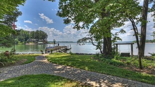 Mayhew Casa | Landover Lodge by AvantStay Waterfront Dock
