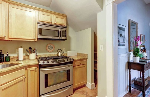 Hitch Village - Fred Wessels Homes Apartamento | Landre’s Place @ Trustees’ Garden, | Historic