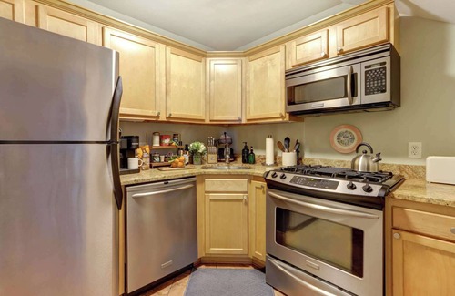 Hitch Village - Fred Wessels Homes Apartamento | Landre’s Place @ Trustees’ Garden, | Historic