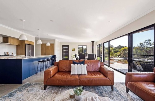 Wilyabrup Casa | Lang Chalet Vineyard Bliss on the Waterfront