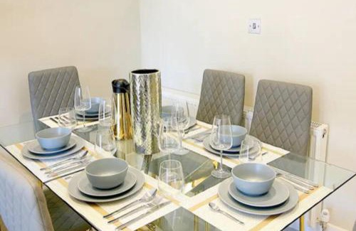 Farnham Common Apartamento | Langston House: 2 Bed, 2 Bath Luxury Apartment