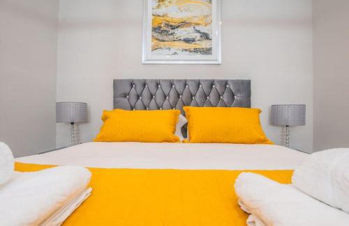 Farnham Common Apartamento | Langston House: 2 Bed, 2 Bath Luxury Apartment