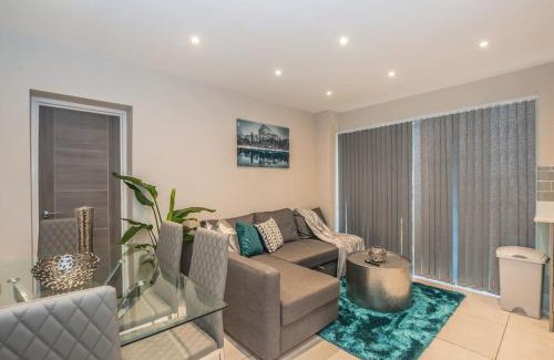 Farnham Common Apartamento | Langston House: 2 Bed, 2 Bath Luxury Apartment