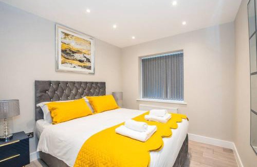 Farnham Common Apartamento | Langston House: 2 Bed, 2 Bath Luxury Apartment