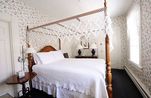 Nantucket Town Casa | Languedoc Inn & 3 Hussey St Guest House