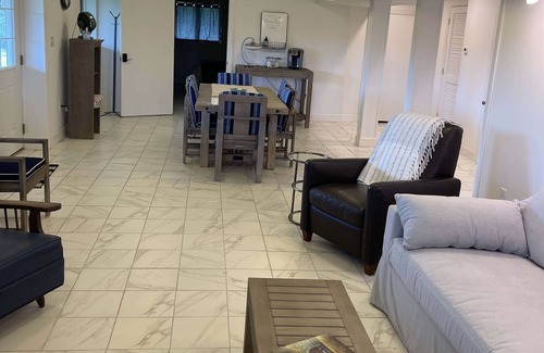 Moorefield Cabina | LanMark Farm Spacious Country Get-Away Ground Floor Suite