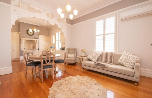 Orange Casa | Lansdowne House | Grand, Historic House in CBD