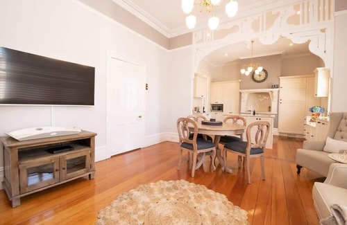 Orange Casa | Lansdowne House | Grand, Historic House in CBD