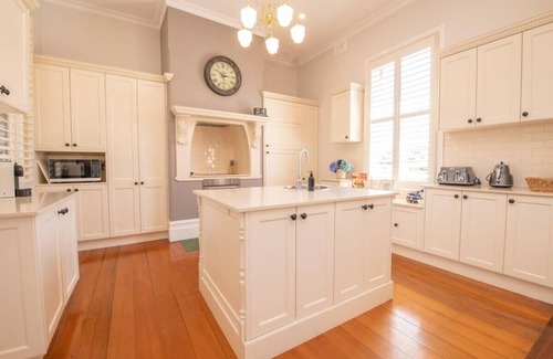 Orange Casa | Lansdowne House | Grand, Historic House in CBD