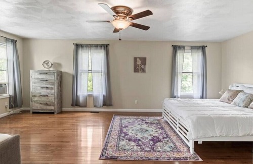 Lansing Apartamento | Lansing upstairs 3bedroom 3.5 bath · Win · Wine Country Getaway! Fire Pit!