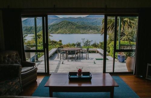 Penzance Bay Casa | Lanza Retreat - Penzance Bay, Tennyson Inlet Home