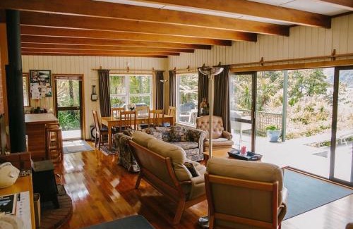 Penzance Bay Casa | Lanza Retreat - Penzance Bay, Tennyson Inlet Home