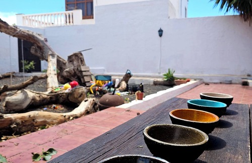 Tahiche Casa | LANZAROTE: Habitación amplia con baño privado en casa terrera
