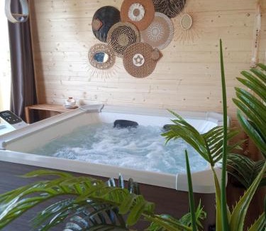Lachapelle-Auzac Casa | LAPAUSEDEGOUT piscine chambres climatisées jacuzzi terrasse