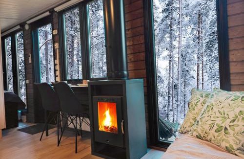 Kolari Chalet De Esquí | Lapland Riverside Cabin 1 VADELMA, Ylläs, Tiny Home with Sauna, Fireplace, Terrace, BBQ, Wifi, Ski, Fishing, Pets OK