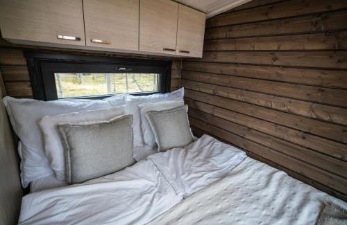 Kolari Chalet De Esquí | Lapland Riverside Cabin 7 PUOLUKKA, Ylläs, Tiny Home with Sauna, Fireplace, Terrace, BBQ, Wifi, Ski, Fishing, Pets OK