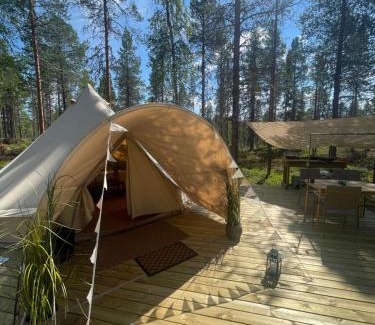 Mellanstrom Otro | LaplandLiv Glampingtent with private sauna at the lake!