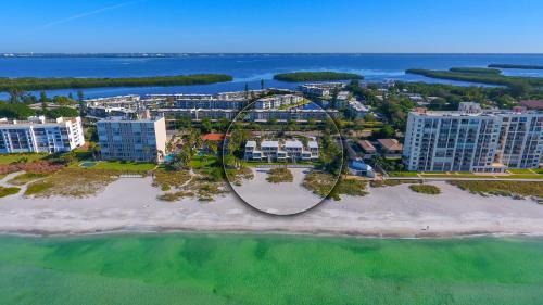 Longboat Key Apartamento | LaPlaya 103A Time to relax Enjoy the peaceful, private beach just a shells throw from your door