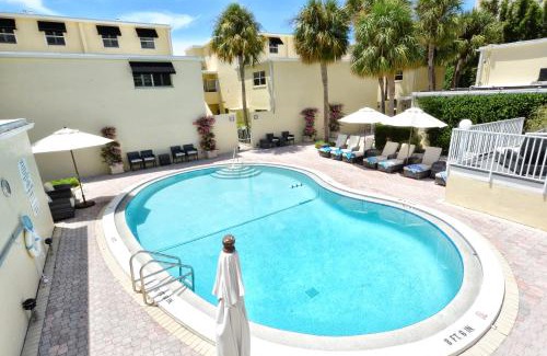Longboat Key Apartamento | LaPlaya 103A Time to relax Enjoy the peaceful, private beach just a shells throw from your door