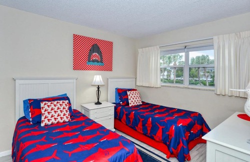 Longboat Key Apartamento | LaPlaya 201E Nestled in the palms just steps from the pool