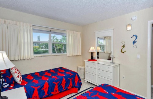 Longboat Key Apartamento | LaPlaya 201E Nestled in the palms just steps from the pool