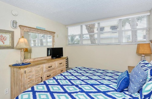 Longboat Key Apartamento | LaPlaya 201E Nestled in the palms just steps from the pool