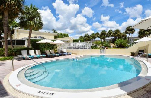 Longboat Key Apartamento | LaPlaya 205D Spectacular sunsets and sunbathing from your private Gulf front lanai or sundeck