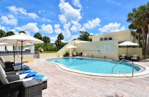 Longboat Key Apartamento | LaPlaya 205D Spectacular sunsets and sunbathing from your private Gulf front lanai or sundeck