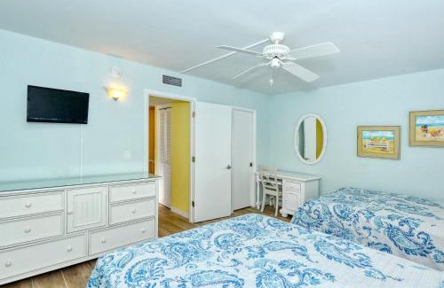 Longboat Key Apartamento | LaPlaya 205D Spectacular sunsets and sunbathing from your private Gulf front lanai or sundeck