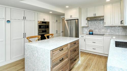 Longboat Key Apartamento | LaPlaya 206C Gorgeous vistas of the Gulf from this light and bright end unit with private access to the beach