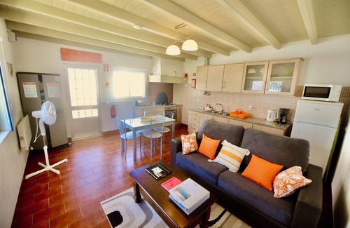 Mouraria Casa | Laranjeira - Casa con Jardín y Piscina Privada Climatizada, Estacionamiento y Wifi
