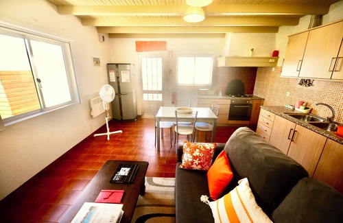 Mouraria Casa | Laranjeira - Casa con Jardín y Piscina Privada Climatizada, Estacionamiento y Wifi