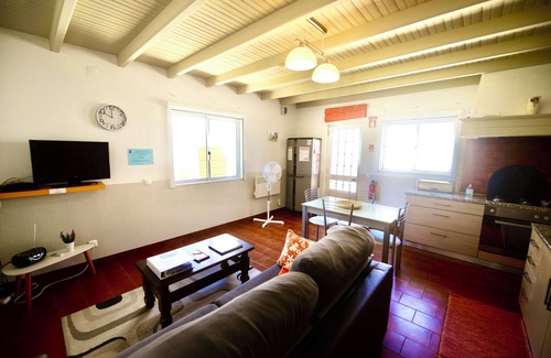 Mouraria Casa | Laranjeira - Casa con Jardín y Piscina Privada Climatizada, Estacionamiento y Wifi