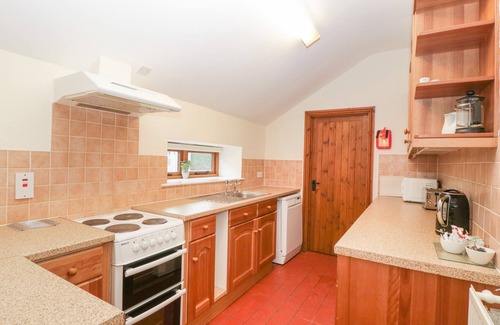 Hay-on-Wye Cabaña | LARCH BED COTTAGE, pet friendly, with hot tub in Bromyard