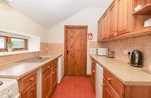 Hay-on-Wye Cabaña | LARCH BED COTTAGE, pet friendly, with hot tub in Bromyard