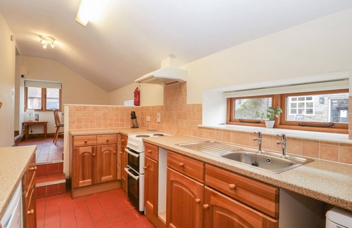Hay-on-Wye Cabaña | LARCH BED COTTAGE, pet friendly, with hot tub in Bromyard