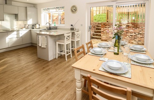 Totland Bay Cabaña | LARCH LODGE, pet friendly, character holiday cottage in Totland