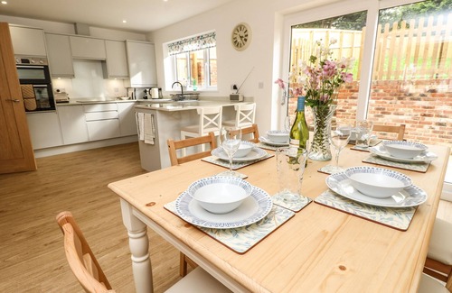 Totland Bay Cabaña | LARCH LODGE, pet friendly, character holiday cottage in Totland