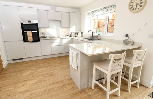 Totland Bay Cabaña | LARCH LODGE, pet friendly, character holiday cottage in Totland