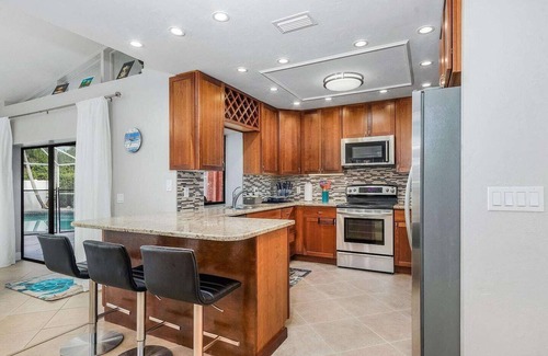 East Naples Casa | Larg heated pool, 3 bdrm, 2 bath, fast wi-fi, ps3, 4 smart TVs, large lanai with 2 covered areas.